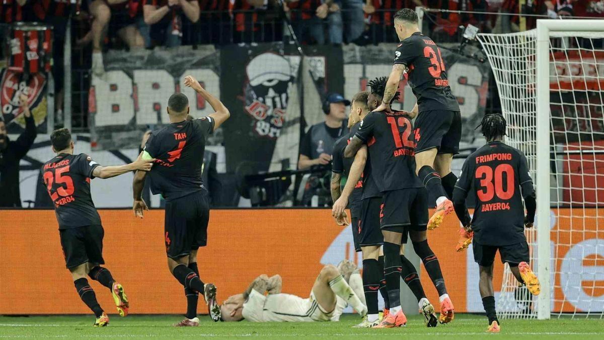 Roma eliminata, i tifosi del Leverkusen salutano i giallorossi cantando "Bella ciao" - 