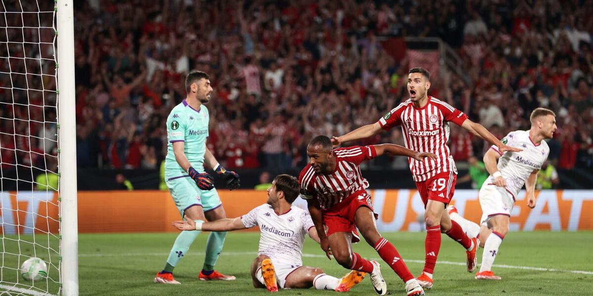 La stampa inglese celebra l'Olympiacos. Dal Guardian al Mirror: "Nessuna tragedia greca! vittoria storica in Conference League ai supplementari" - 