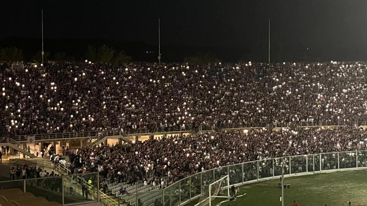A metà primo tempo i tifosi al Franchi si animano: cori e spettacolo con le torce dei cellulari - 