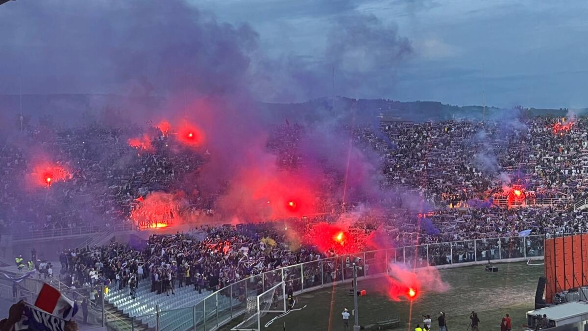 Al Franchi atmosfera surreale: in Fiesole torce e fumogeni, sul prato spettacolo con il fuoco - 
