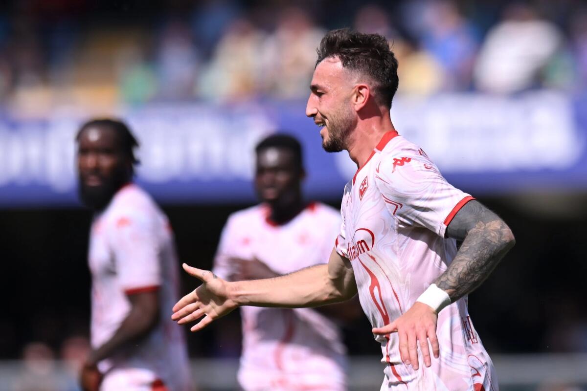 Un altro strafalcione difensivo della Fiorentina contro il Verona. La testa è già a Bruges  - 
