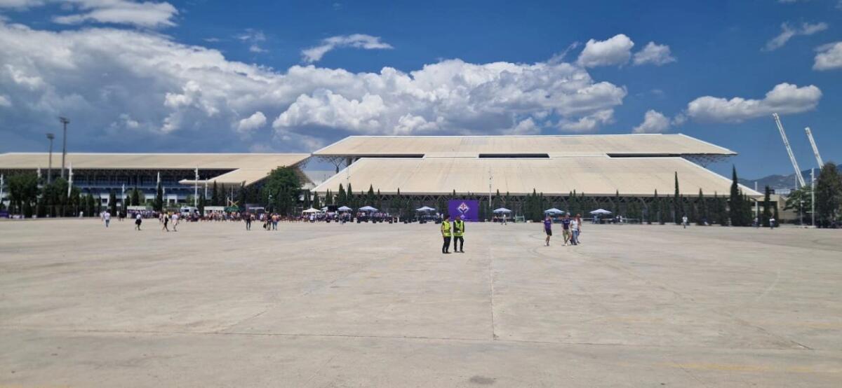 La Fan Zone della Fiorentina è un piazzale al sole. Caldo insopportabile e tifosi sfiniti vanno via - 