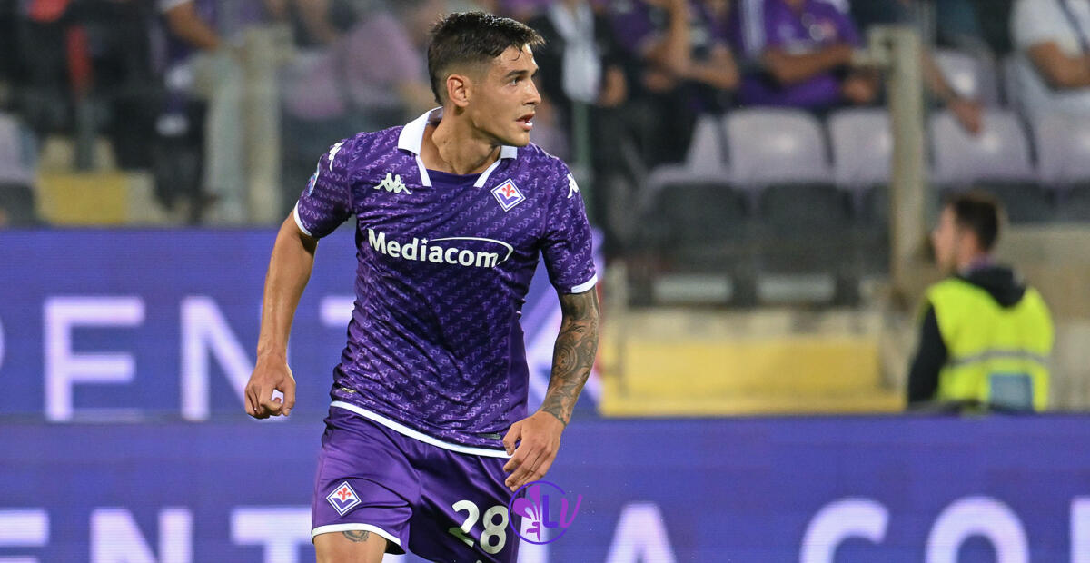 Calcio in pillole riporta: "Martinez Quarta corteggiato dal Napoli. La Fiorentina non vuole perderlo a zero" - Firenze, Stadio Artemio Franchi, 02.10.2023, Fiorentina-Cagliari, foto Lisa Guglielmi. Copyright Labaroviola.com