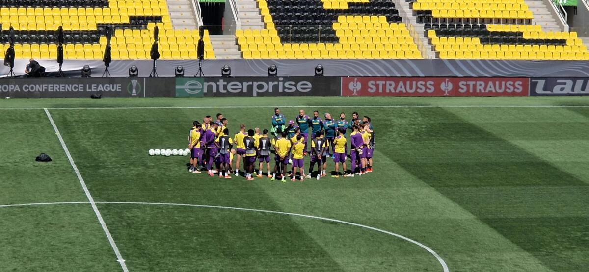 La Fiorentina è nello stadio della finale. Discorso di Italiano prima della rifinitura, tutti presenti - 