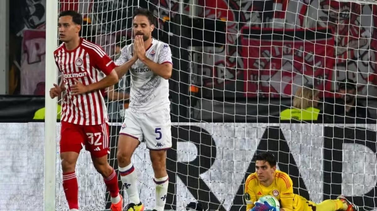 Crolla la Fiorentina ai supplementari, un altro ko in finale. Trionfa l'Olympiacos grazie ad El Kaabi - 