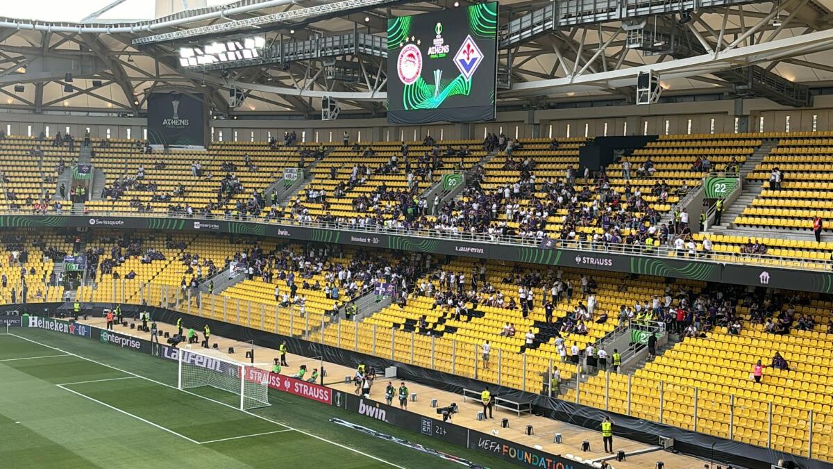 Lo stadio di Atene comincia a colorarsi di viola, primi cori dei tifosi della Fiorentina: "Firenze, Firenze" - 