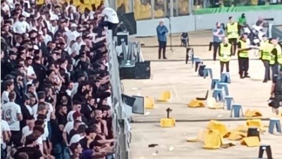 La Nazione: A fine gara squadra contestata, dalla curva aste di bandiere e seggiolini in campo - 