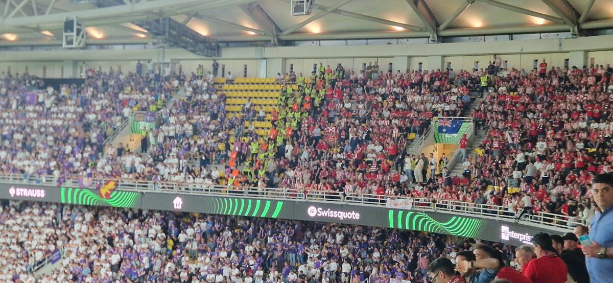 Campo neutro? Macchè, allo stadio di Atene i tifosi dell'Olympiakos sono il doppio rispetto ai viola - 