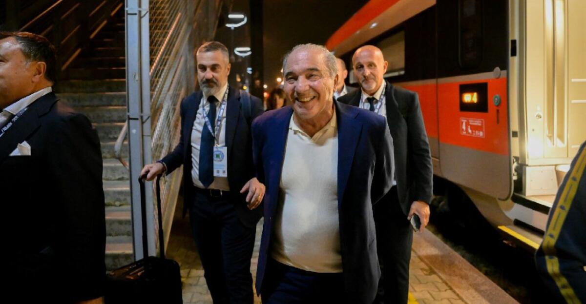 Commisso è arrivato a Firenze, subito al Viola Park per caricare la squadra. Domani sarà allo stadio - Firenze, stazione Campo di Marte, arrivo Fiorentina da Napoli. 09.10.2023, foto Jacopo Canè. Copyright Labaroviola.com