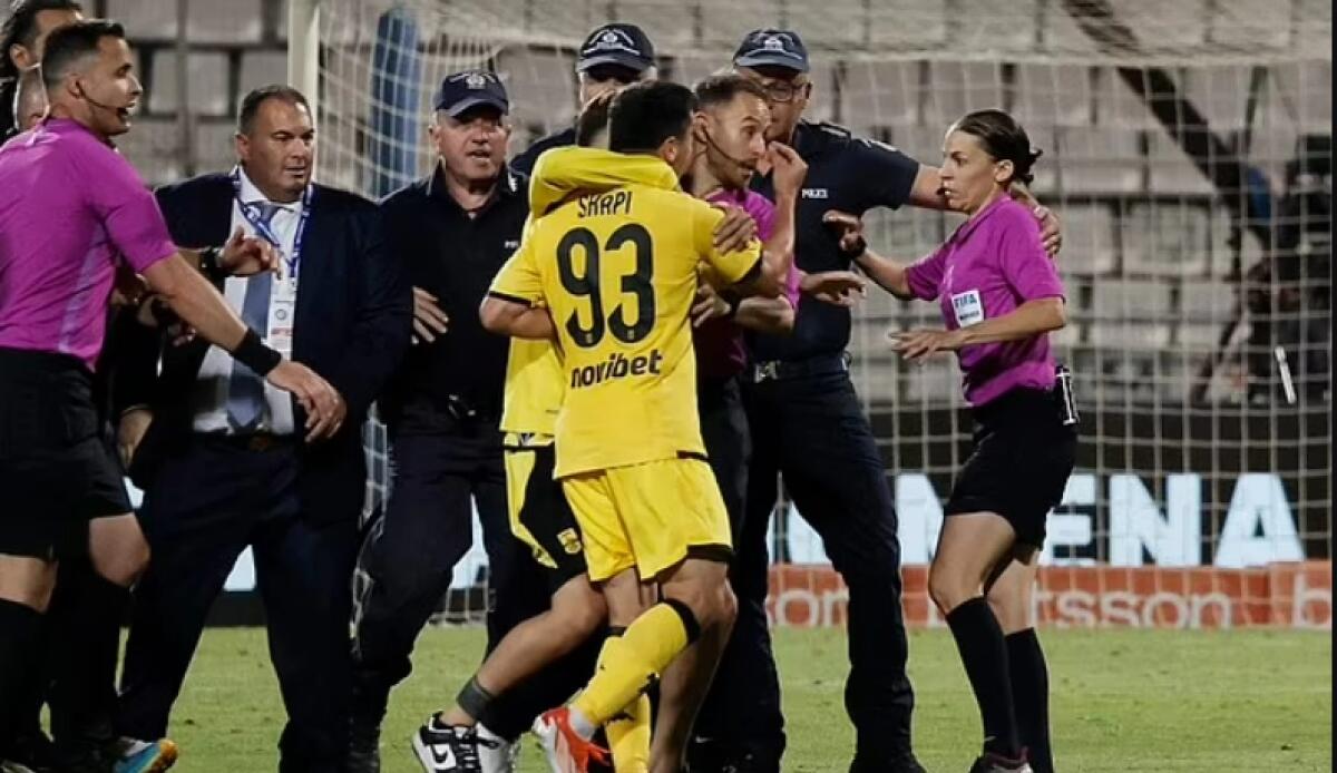 Caos e violenza nella finale Coppa di Grecia: l'arbitra è stata scortata fuori dallo stadio dalla polizia - 