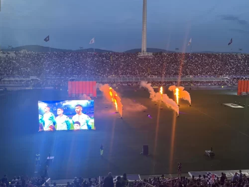 Al Franchi atmosfera surreale: in Fiesole torce e fumogeni, sul prato spettacolo con il fuoco