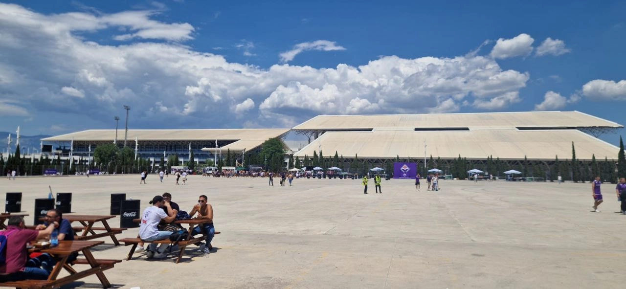 La Fan Zone della Fiorentina è un piazzale al sole. Caldo insopportabile e tifosi sfiniti vanno via