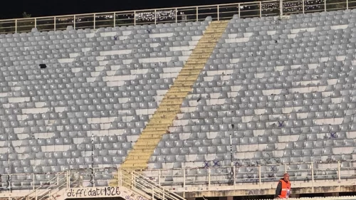I tifosi hanno strappato i seggiolini dalla Curva Fiesole per ricordo, questo lo stato attuale