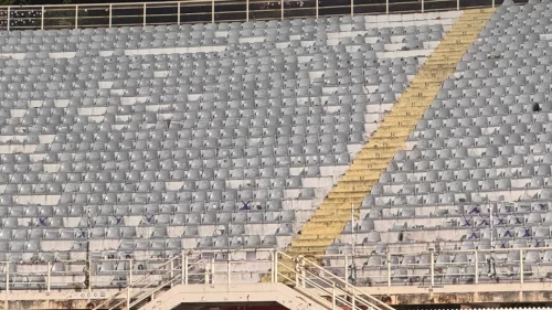 I tifosi hanno strappato i seggiolini dalla Curva Fiesole per ricordo, questo lo stato attuale