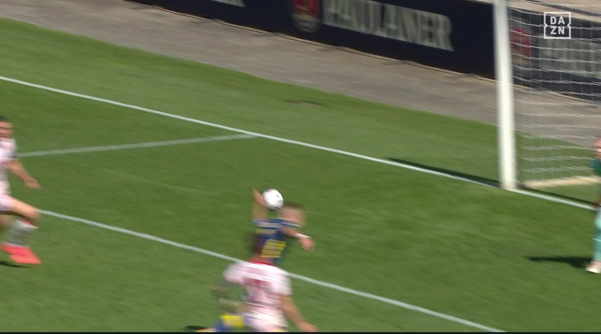 Scandalo a Verona! Fallo di mano netto che porta al gol del Verona, il VAR sceglie di non vedere