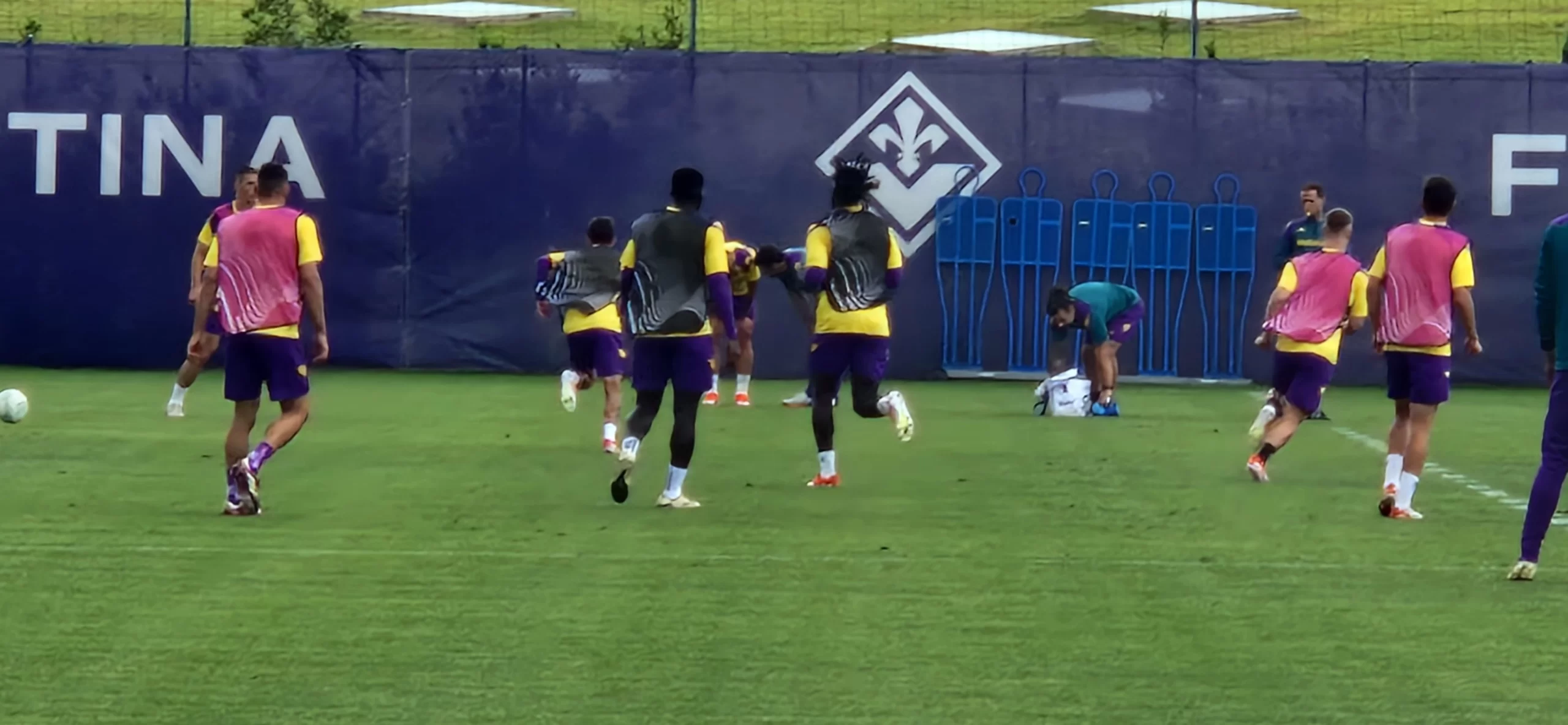 Infortunio per Biraghi, costretto ad abbandonare la partitella dopo aver ricevuto un pestone