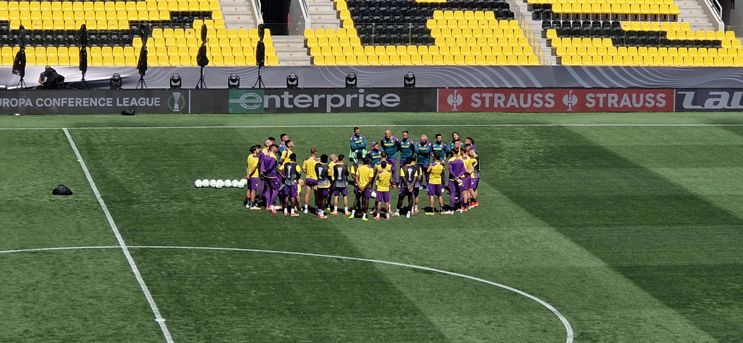 La Fiorentina è nello stadio della finale. Discorso di Italiano prima della rifinitura, tutti presenti