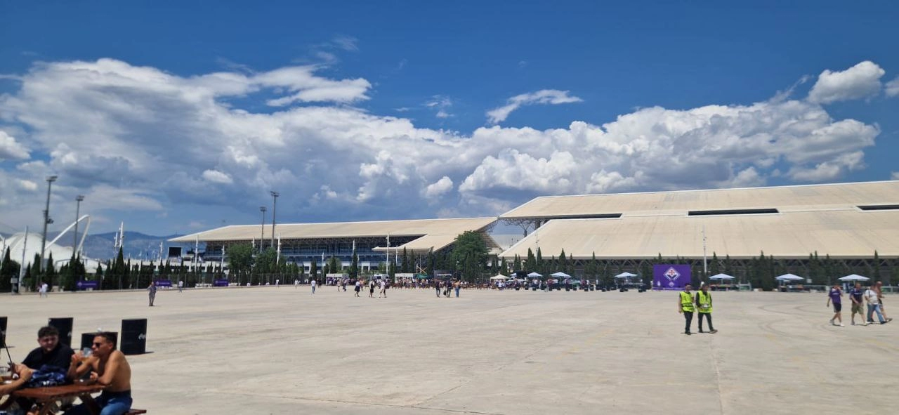 La Fan Zone della Fiorentina è un piazzale al sole. Caldo insopportabile e tifosi sfiniti vanno via