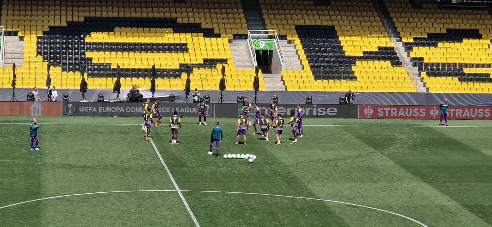 La Fiorentina è nello stadio della finale. Discorso di Italiano prima della rifinitura, tutti presenti