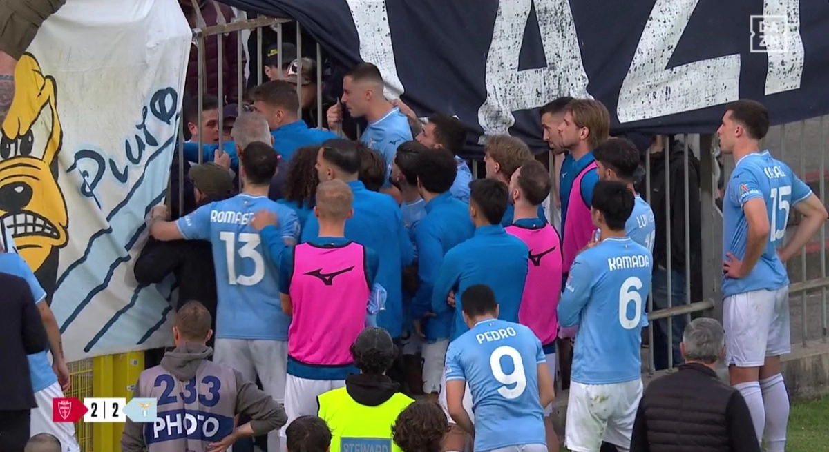 Scontro tra ultras della Lazio e i giocatori, Immobile se la prende con un tifoso, loro cercano qualcuno