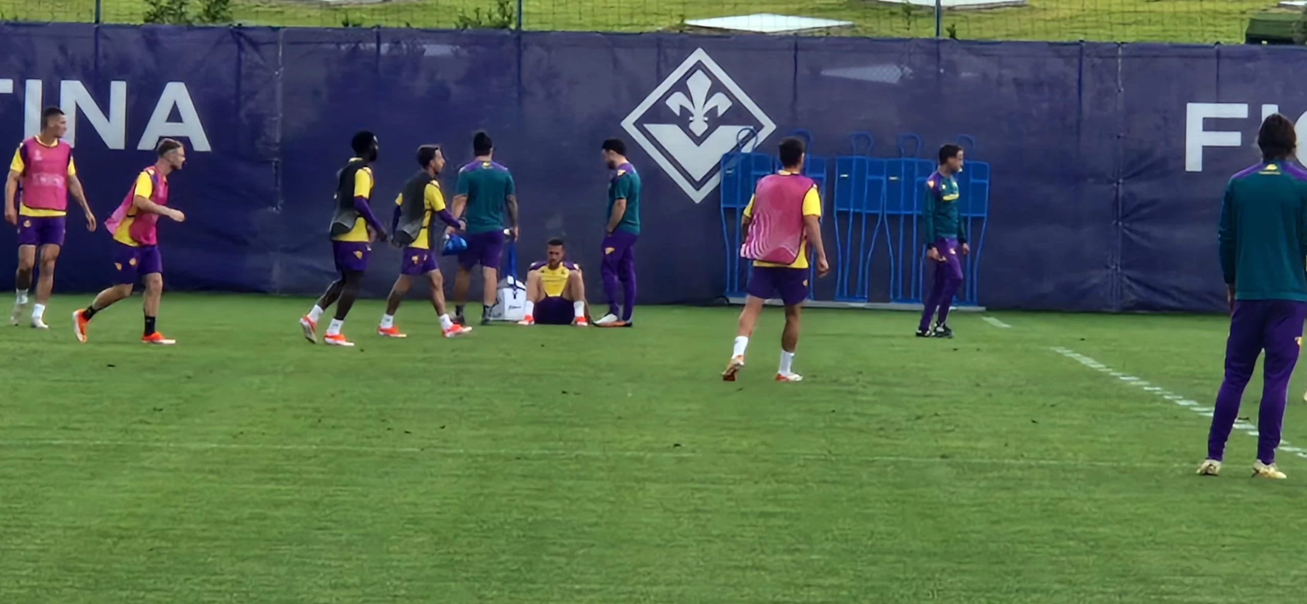 Infortunio per Biraghi, costretto ad abbandonare la partitella dopo aver ricevuto un pestone