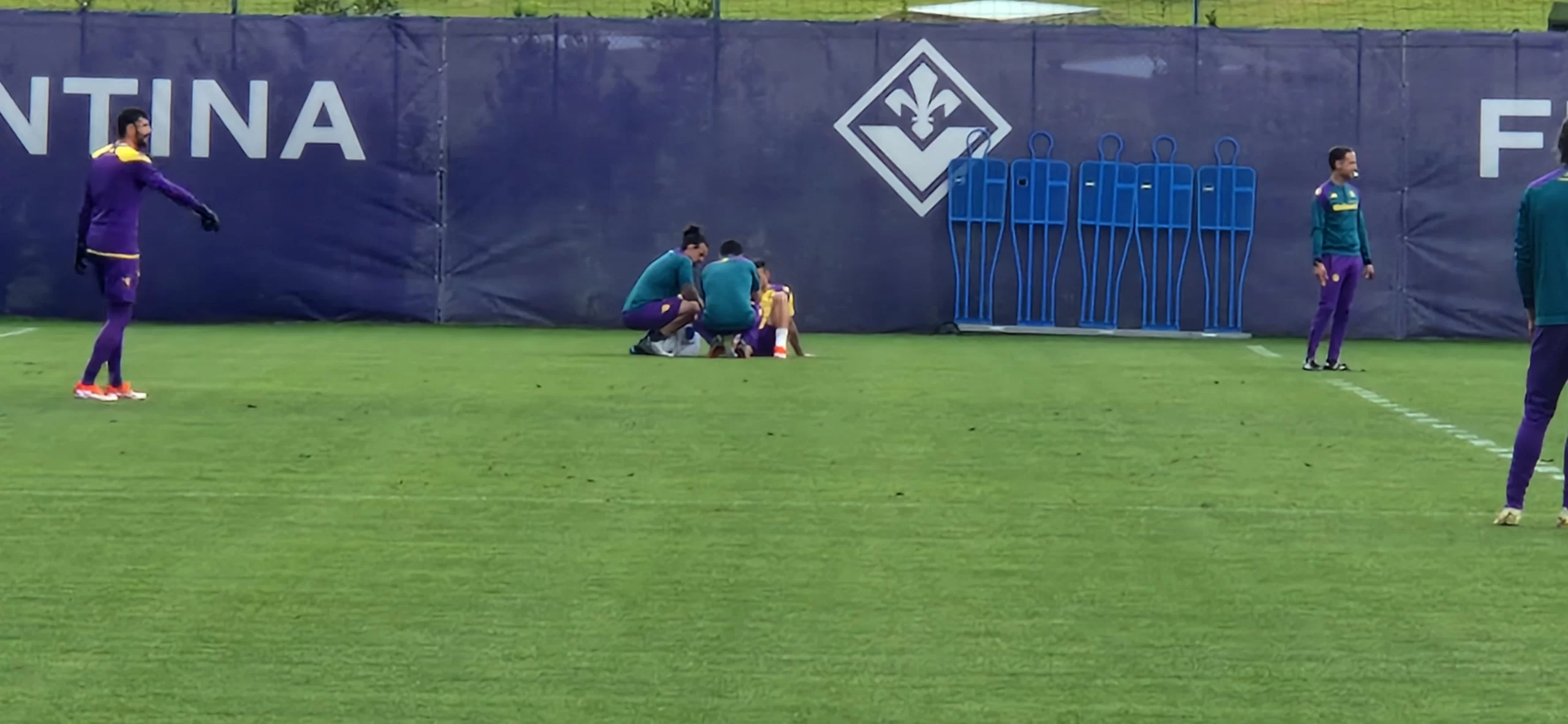 Infortunio per Biraghi, costretto ad abbandonare la partitella dopo aver ricevuto un pestone