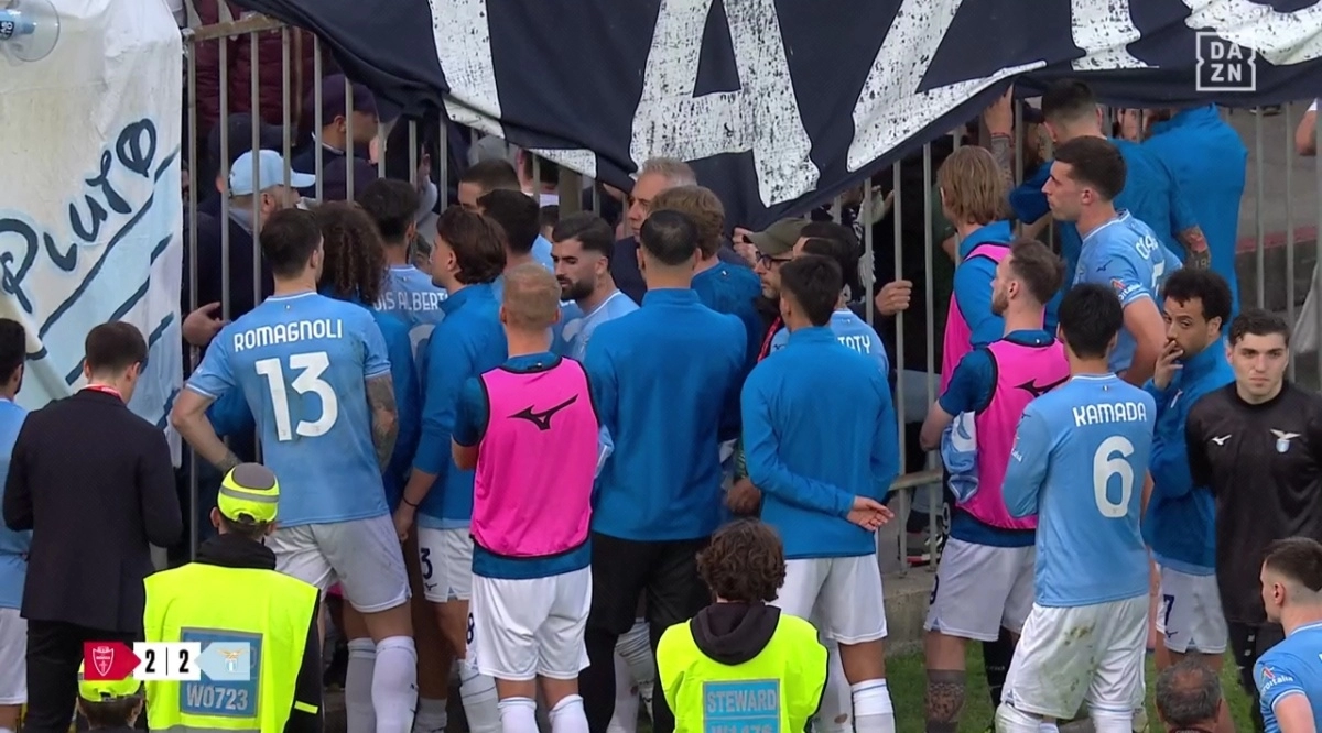 Scontro tra ultras della Lazio e i giocatori, Immobile se la prende con un tifoso, loro cercano qualcuno
