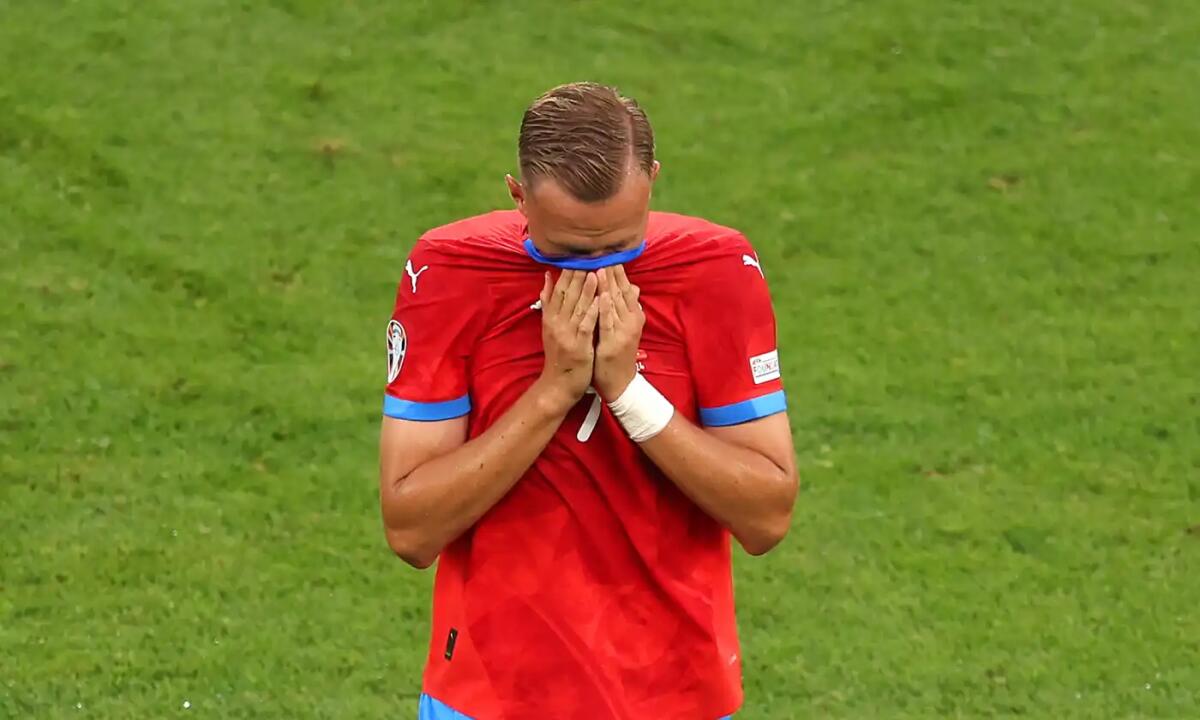 Barak nella storia degli Europei, si aggiudica il cartellino rosso più veloce di sempre - 