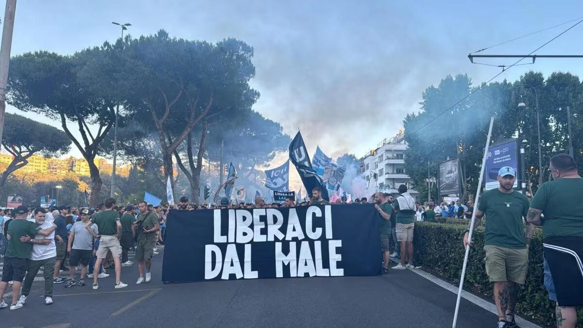 In 20 anni di presidenza, 6 trofei e 12 qualificazioni europee, ma i laziali contestano - 