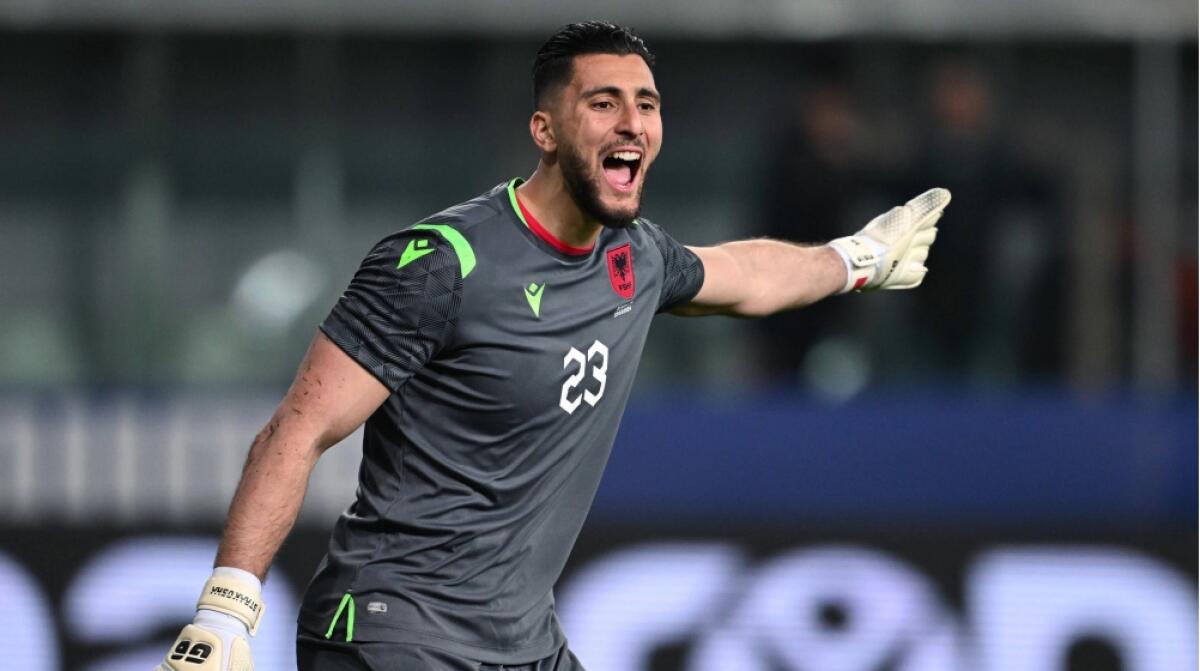 Calcio in pillole riporta: Un altro nome sul taccuino della Fiorentina. Si tratta del portiere Strakosha - 