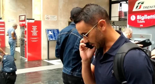 Palladino è arrivato a Firenze, adesso al Viola Park per la firma sul contratto. Le foto in stazione