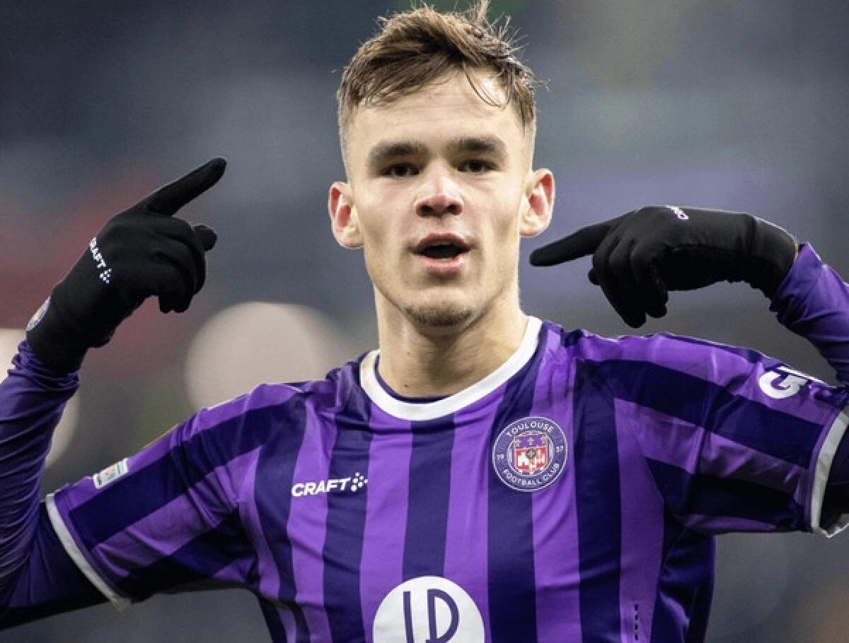 Gazzetta: “La Fiorentina piomba su Dallinga, Palladino vuole un gigante. Il Tolosa chiede 25 milioni” - 