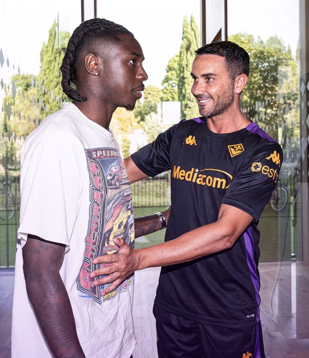 Palladino accoglie Kean al Viola Park con un sorriso e un grande abbraccio. Le foto dell'arrivo