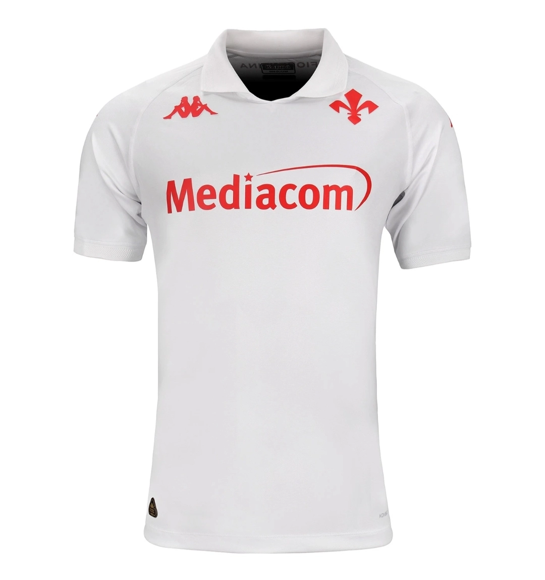 La Fiorentina mostra la seconda maglia della stagione 2024/2025. Senza logo classico ACF, bianca e con scritte rosse