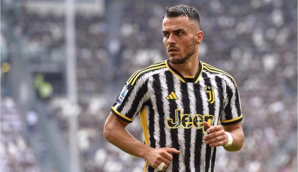 Nazione: "Kostic più vicino alla Fiorentina, offerta alzata oltre i 9 milioni. Resta il nodo contratto" - 