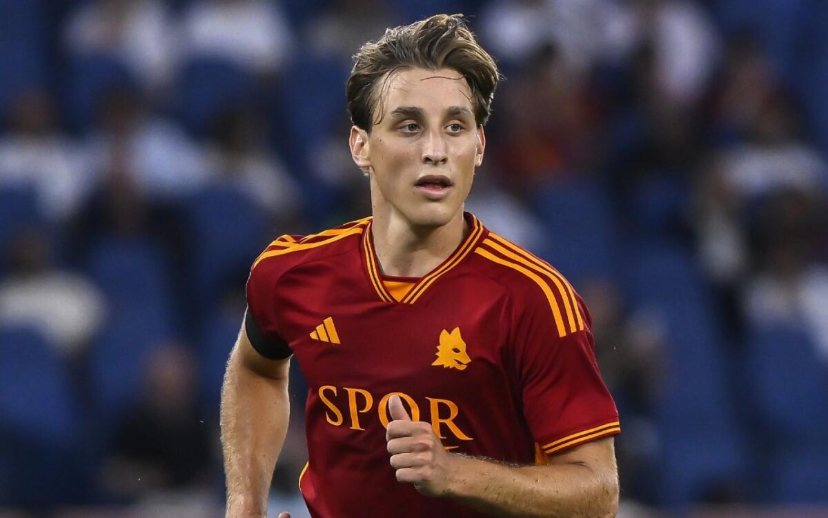 Sky Sport rivela: "L'Everton si inserisce per Edoardo Bove, centrocampista della Roma" - 
