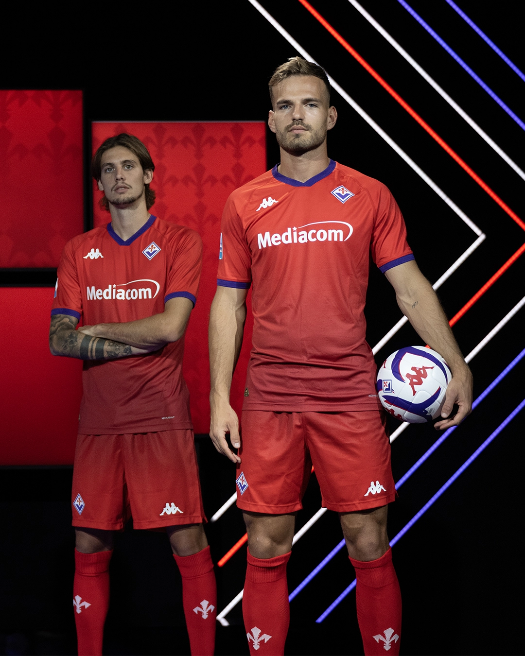 Per il suo compleanno la Fiorentina presenta la terza maglia, é rossa con il colletto e le rifiniture viola