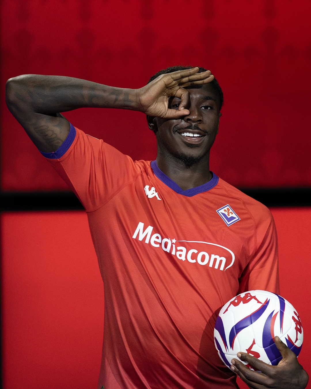 Per il suo compleanno la Fiorentina presenta la terza maglia, é rossa con il colletto e le rifiniture viola