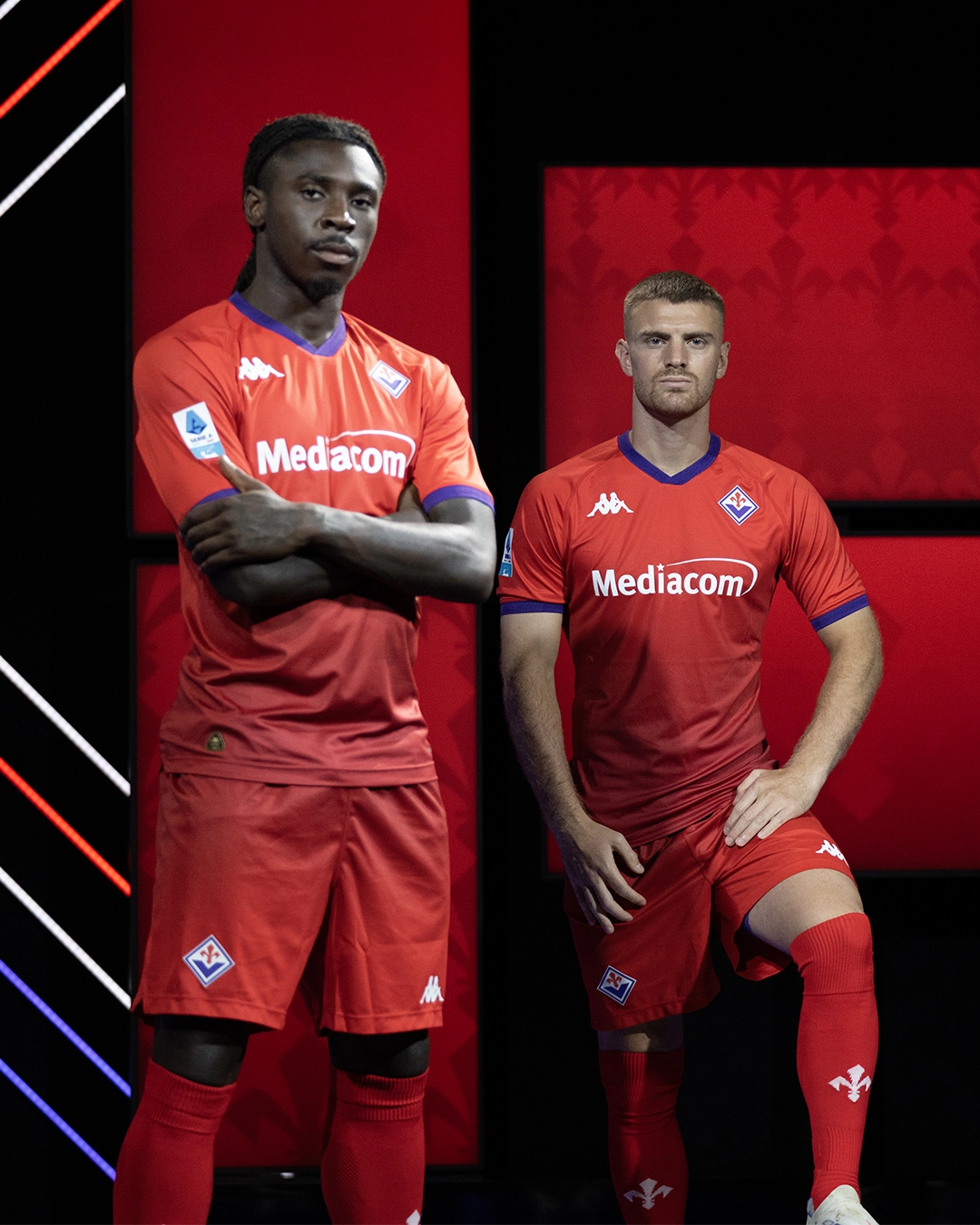 Per il suo compleanno la Fiorentina presenta la terza maglia, é rossa con il colletto e le rifiniture viola