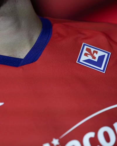 Per il suo compleanno la Fiorentina presenta la terza maglia, é rossa con il colletto e le rifiniture viola