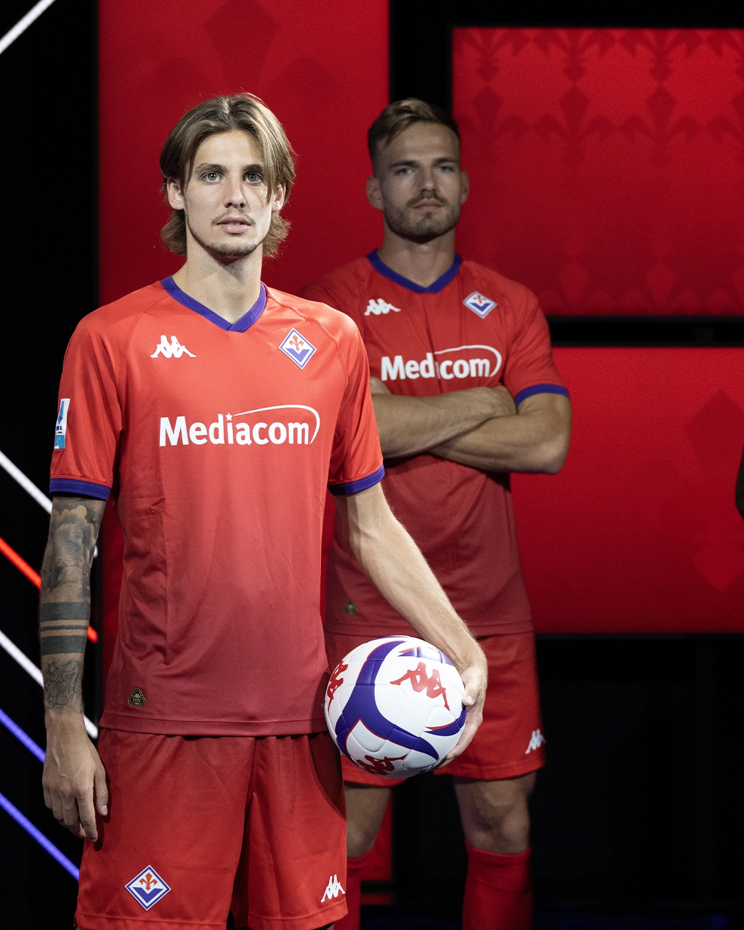 Per il suo compleanno la Fiorentina presenta la terza maglia, é rossa con il colletto e le rifiniture viola