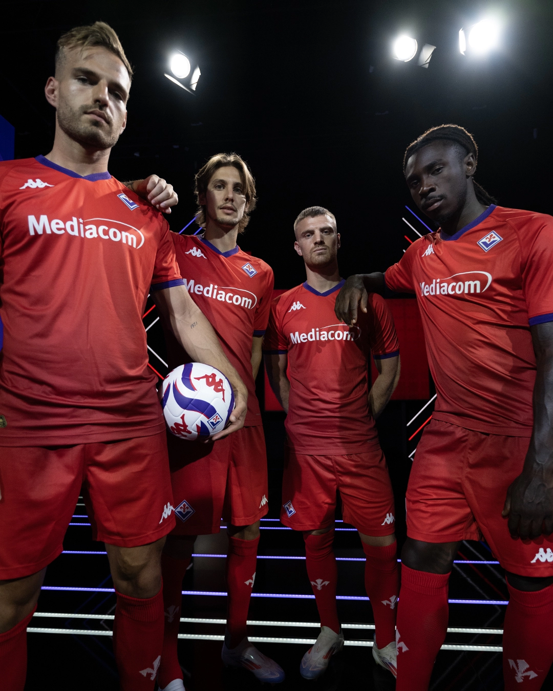 Per il suo compleanno la Fiorentina presenta la terza maglia, é rossa con il colletto e le rifiniture viola