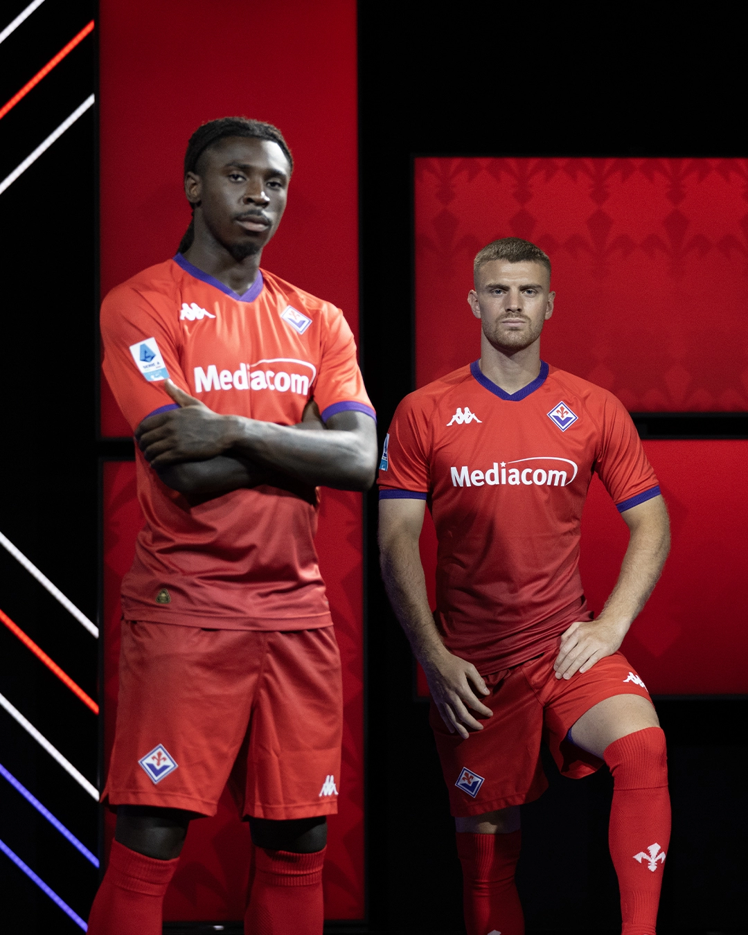 Per il suo compleanno la Fiorentina presenta la terza maglia, é rossa con il colletto e le rifiniture viola