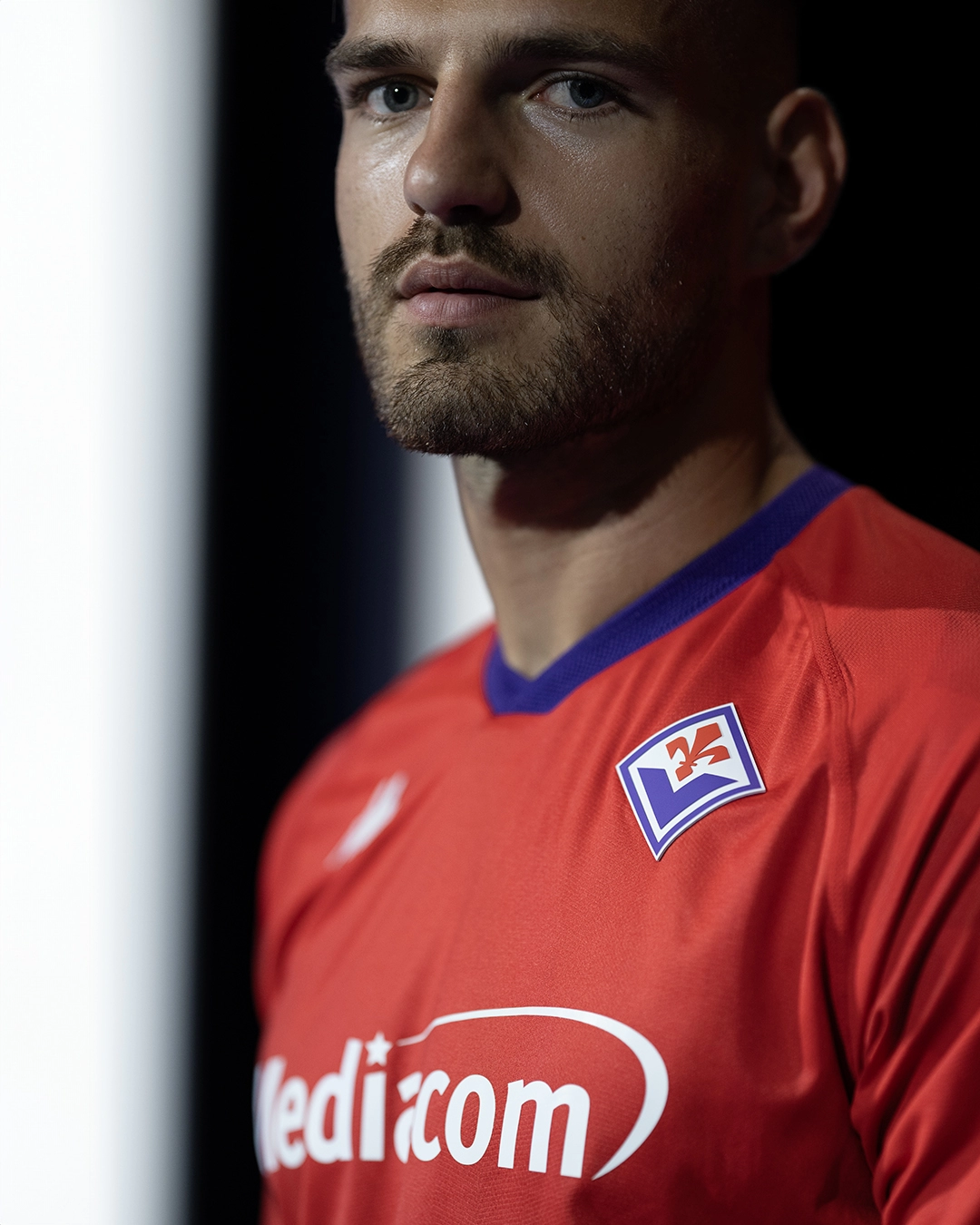 Per il suo compleanno la Fiorentina presenta la terza maglia, é rossa con il colletto e le rifiniture viola