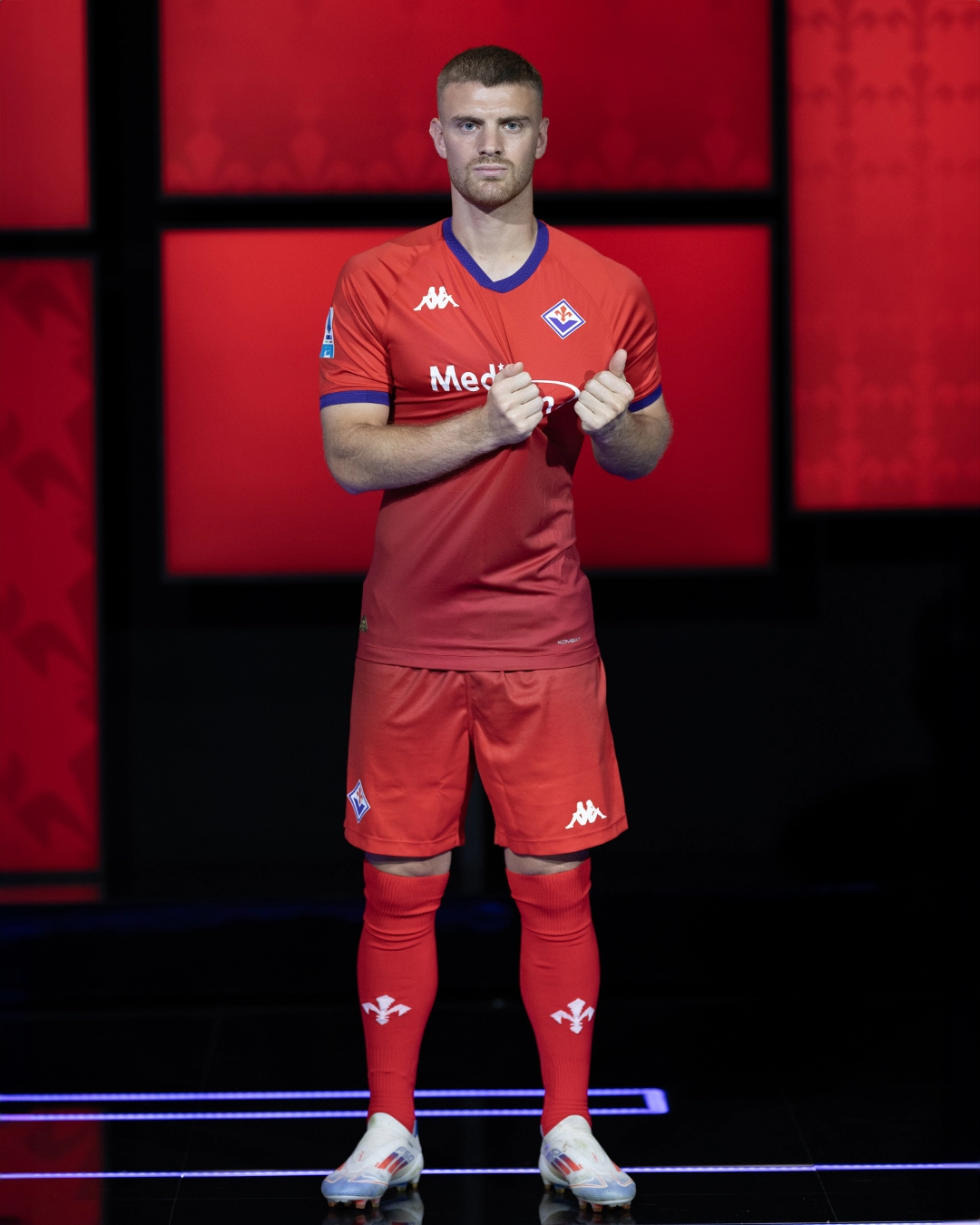 Per il suo compleanno la Fiorentina presenta la terza maglia, é rossa con il colletto e le rifiniture viola