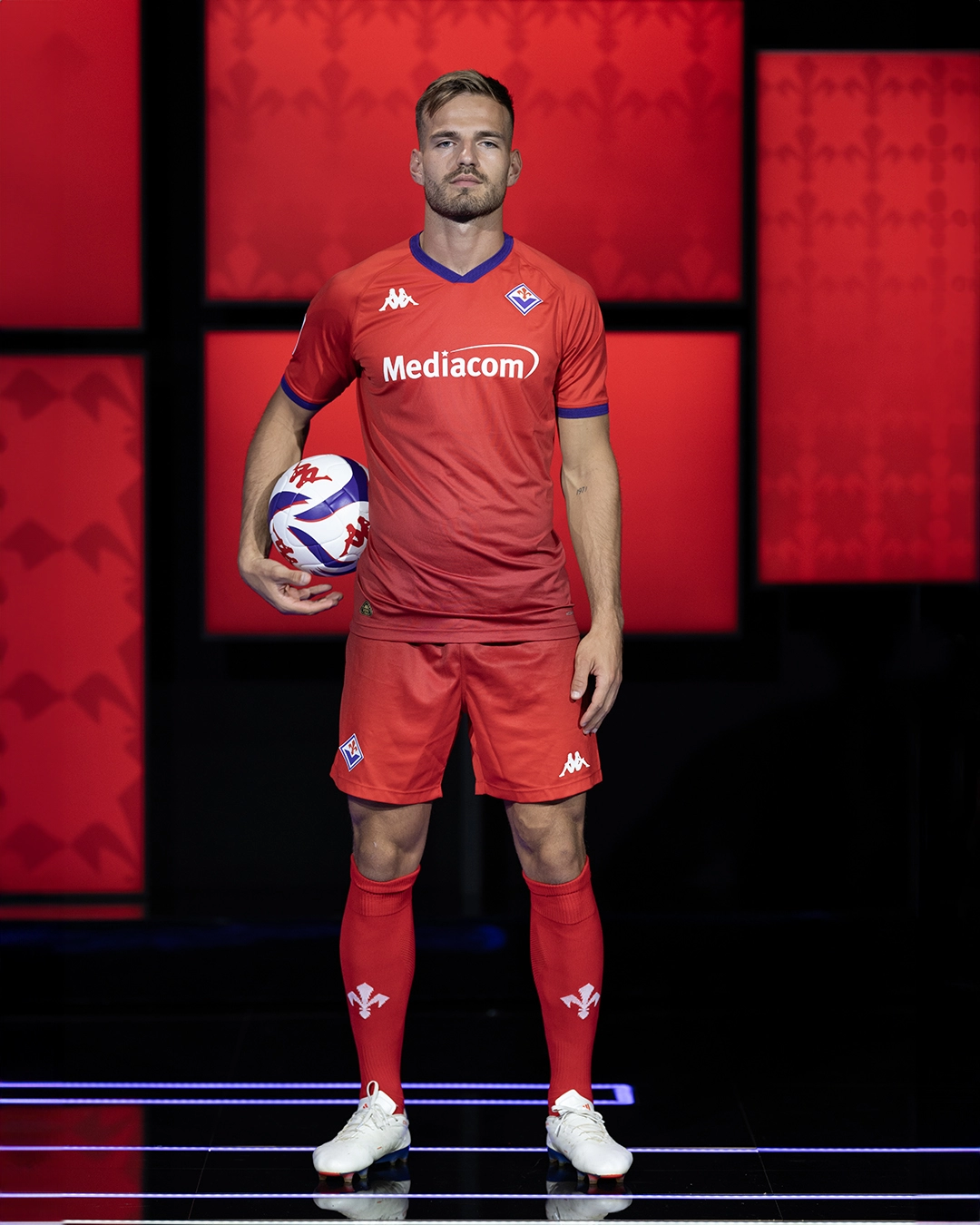 Per il suo compleanno la Fiorentina presenta la terza maglia, é rossa con il colletto e le rifiniture viola