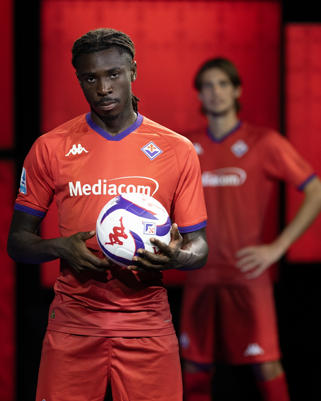 Per il suo compleanno la Fiorentina presenta la terza maglia, é rossa con il colletto e le rifiniture viola