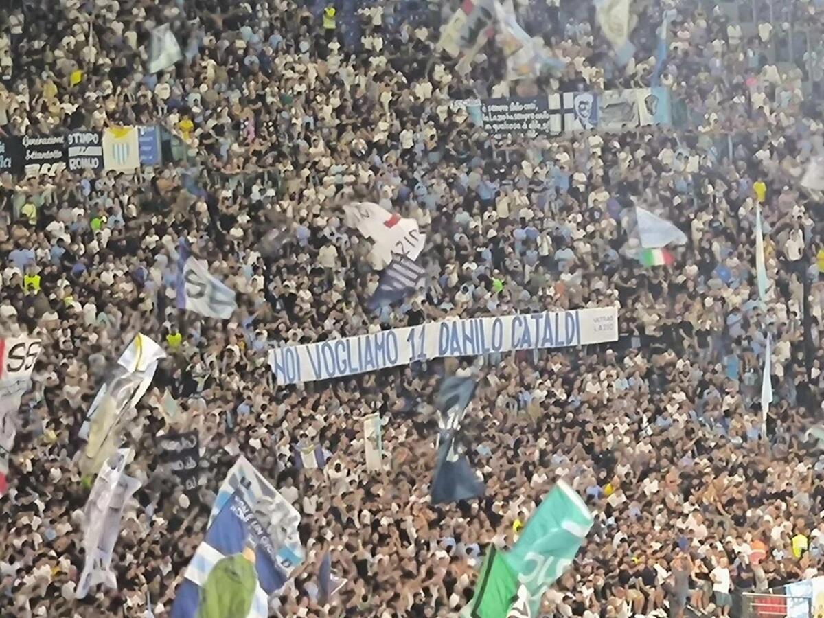 I laziali omaggiano il nuovo giocatore viola con uno striscione: "Noi vogliamo 11 Danilo Cataldi" - 