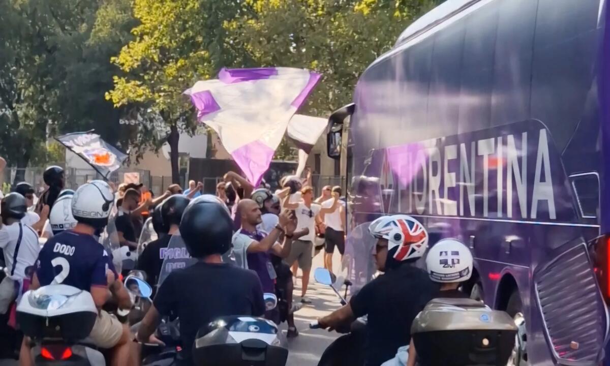Tifosi viola scortano la Fiorentina al Franchi: passione e grande entusiasmo prima del Monza. Il video - 