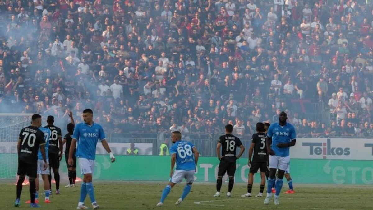 Caos in Cagliari-Napoli, lanci di petardi tra gli ultras. Uno steward è rimasto ferito dopo una colluttazione - 